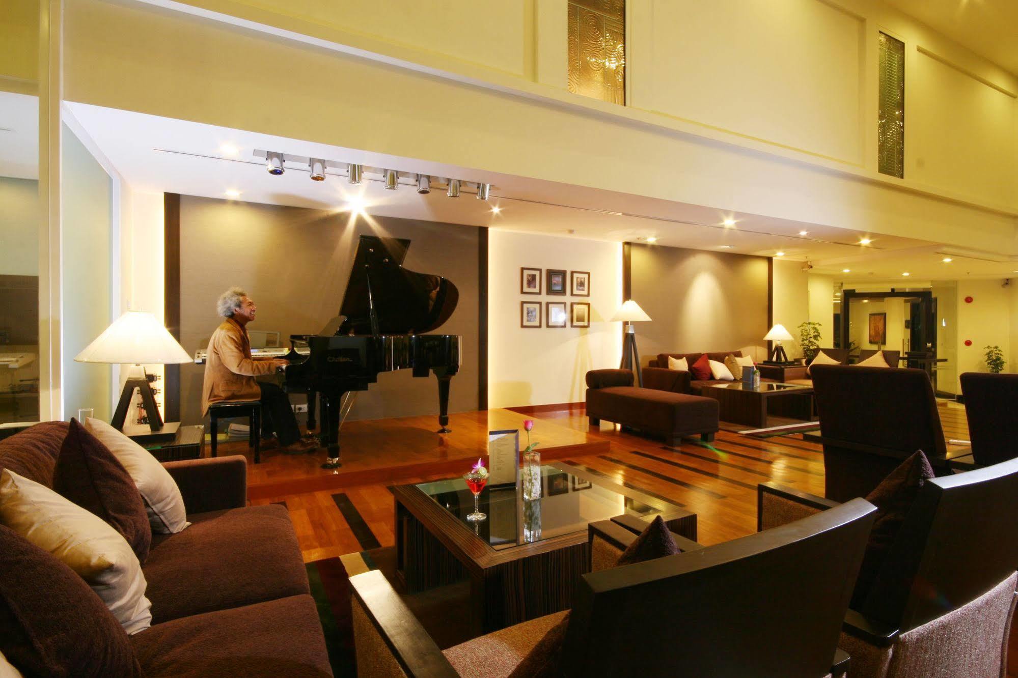 Cape Racha Hotel Си Рача Екстериор снимка